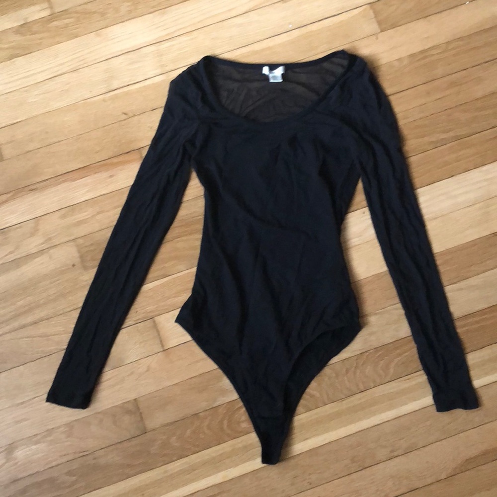 bodysuit w/ sheer sleeves 🖤